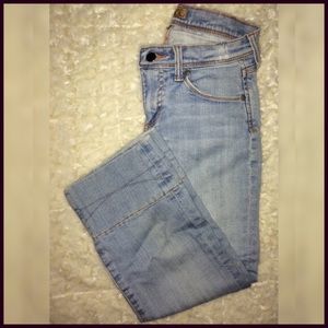 Light Wash Capri Jeans